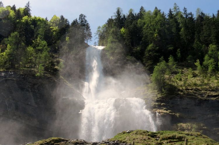 balade fraicheur la cascade du rouget un brumisateur naturel geant